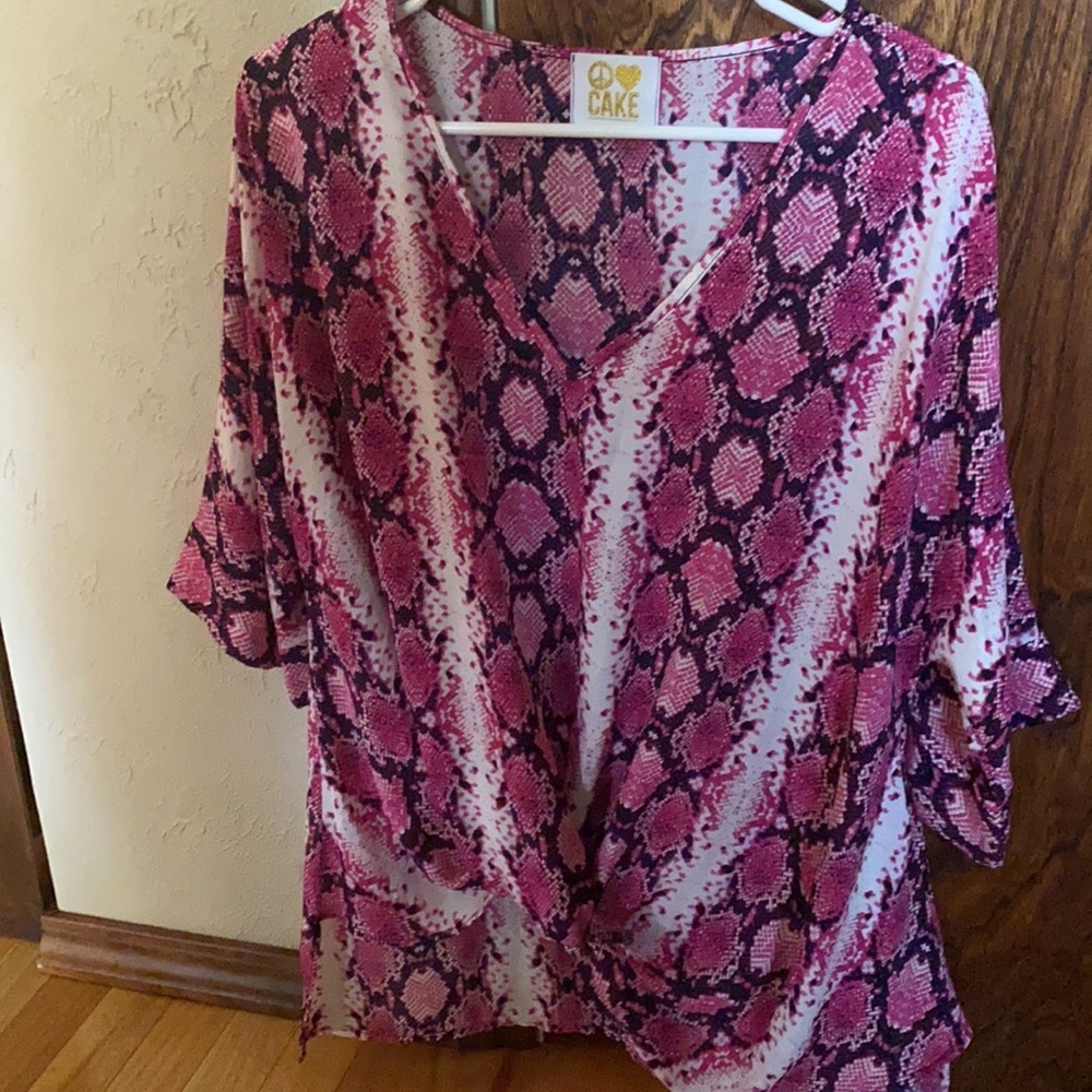 Ladies blouse, gathered in front, longer in back